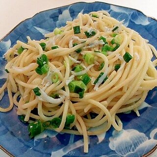 創味シャンタンで　釜揚げしらすと葱のパスタ